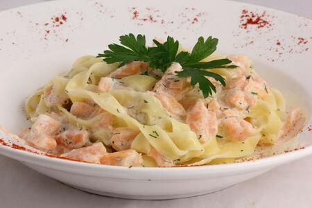 Сливочный удон с лососем