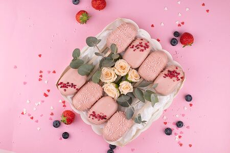 Пирожные эскимо в розовой глазури с цветами