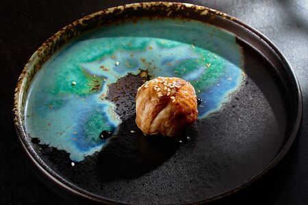 Суши-болл Угорь копченый