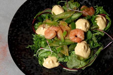 Теплый салат с креветкой