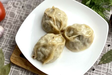 Манты с говядиной и луком со сливочным маслом