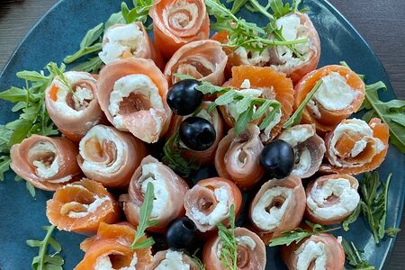 Рулетики из лосося