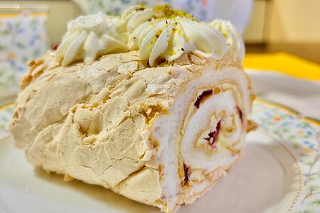 Меренговый рулет Фисташка с малиной