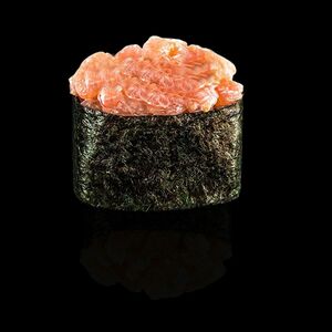 Гункан с лососем