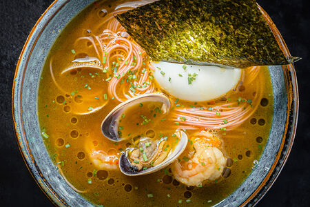 Рамен со сливовой лапшой, вонголе и креветками