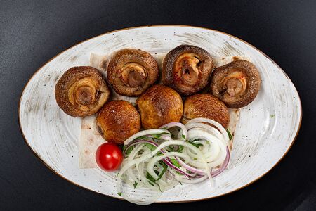 Грибы, печенные в жировой сетке