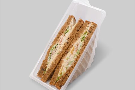 Сэндвич с куриной грудкой и беконом на зерновом хлебе