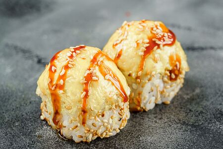 Запеченный ролл с курицей терияки