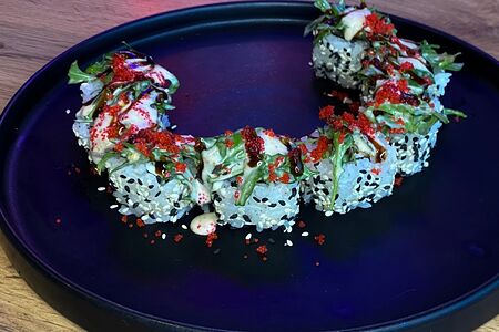 Угорь и руккола с ореховым соусом