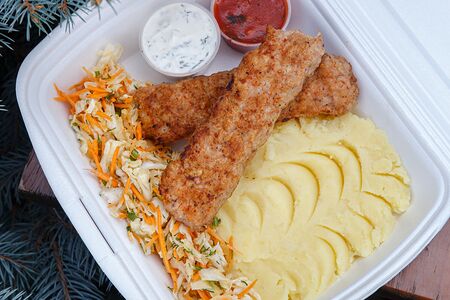 Люля-кебаб куриный с картофельным пюре и капустным салатом