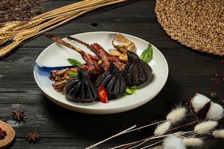 Каре ягненка с жареными хинкали из баранины