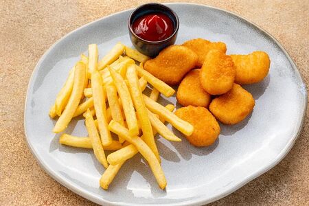 Наггетсы куриные с картофелем фри