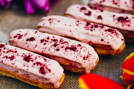 Эклер малиновый