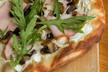 Пицца ветчина и грибы