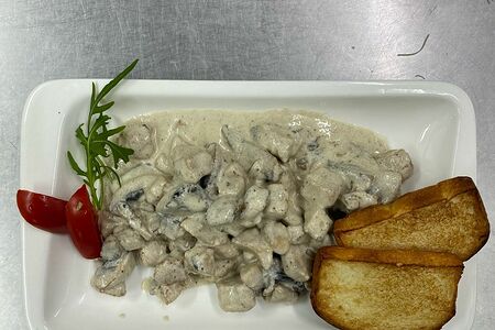 Крута из индейки с грибами в сливочном соусе