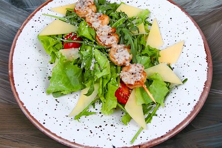 Салат с рукколой и креветками