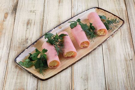 Рулетики из ветчины с сыром