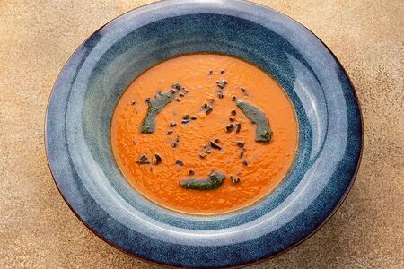 Суп из запеченных томатов с песто