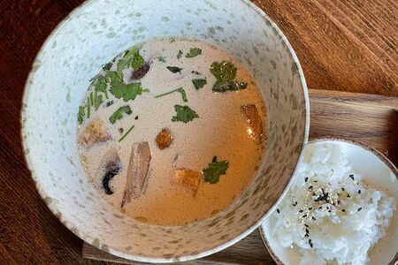 Том Кха с курицей