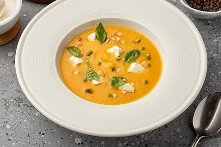 Крем-суп из тыквы с рикоттой, базиликовым маслом и кедровыми орешками