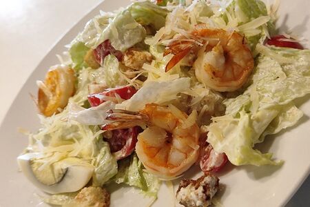 Салат Цезарь с креветками