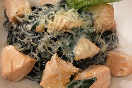 Черная паста с лососем в сливочном соусе