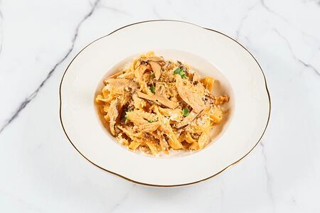 Паста с курицей, грибами и соусом том ям