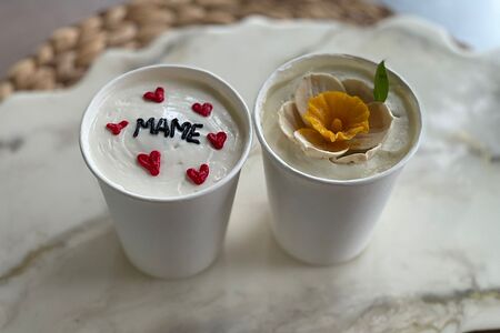 Два тортика в стаканчике для мамы с нарциссом