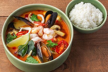 Том ям с морепродуктами