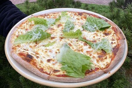 Пицца с творожным сыром и лососем