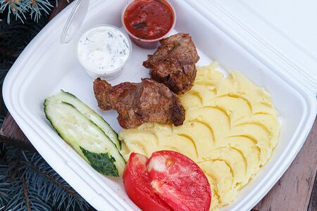 Свинина с картофельным пюре, помидор, огурец