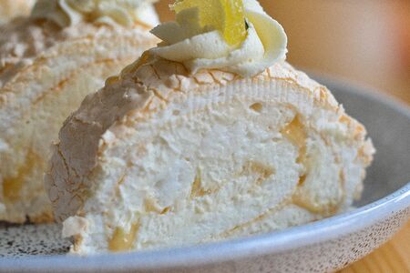 Меренговый рулет с лимонным курдом