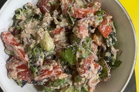 Деревенский салат с орехами