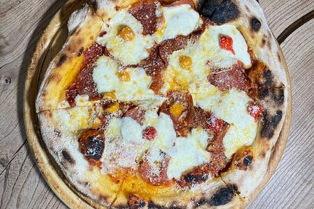 Пицца с острыми колбасками и халапеньо