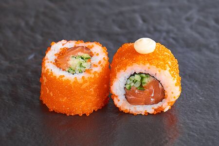 Калифорния с масаго и лососем