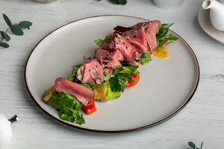 Салат с ростбифом, черри и хрустящими баклажанами