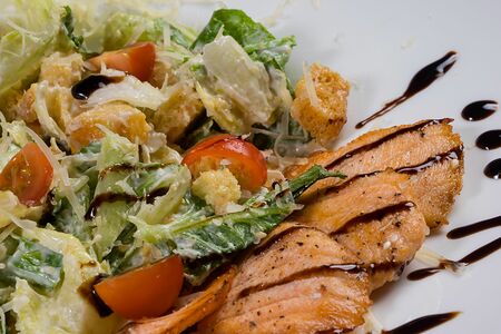 Салат Цезарь с форелью