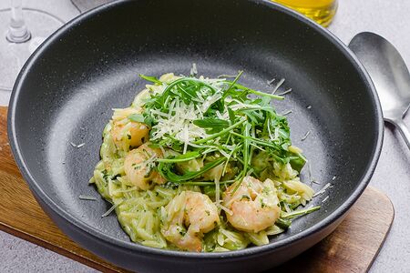 Паста Орзо с креветками и спаржей в соусе сливочный чимичурри