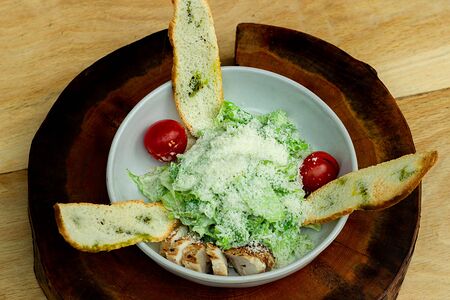 Салат Цезарь с курицей