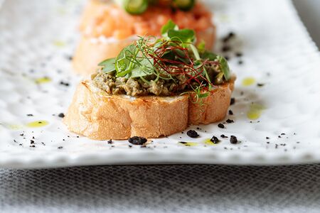 Брускетты с тапенадой из оливок и анчоусов