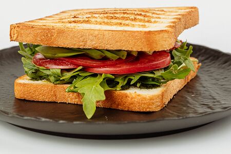 Сэндвич с розовыми томатами, авокадо, рукколой и Песто