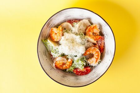 Цезарь с тигровыми креветками