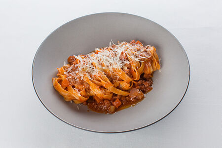 Тальятелле, соус болоньезе, пармезан