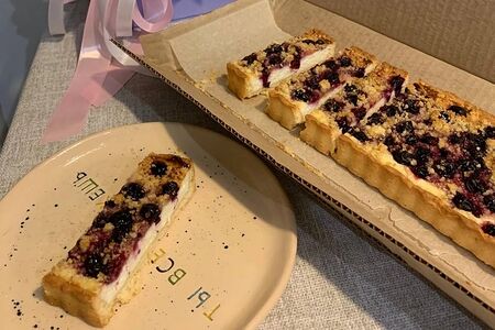 Тарт с творогом, смородиной и штрейзельной крошкой