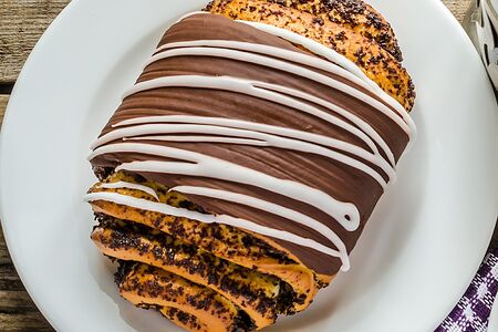 Булочка с маком в кондитерской глазури