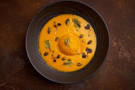 Тыквенный суп с сорбетом манго-маракуйя