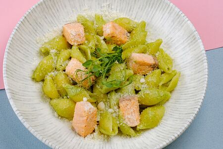 Конкилье с лососем