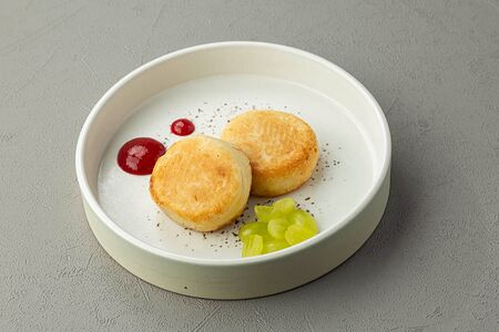 Творожные сырники с ягодным соусом 