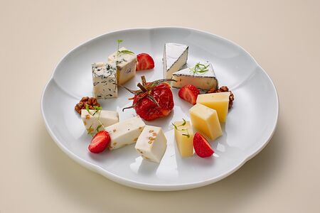 Сырная тарелка с вареньем из томатов