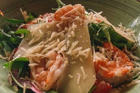 Салат Цезарь с тигровыми креветками